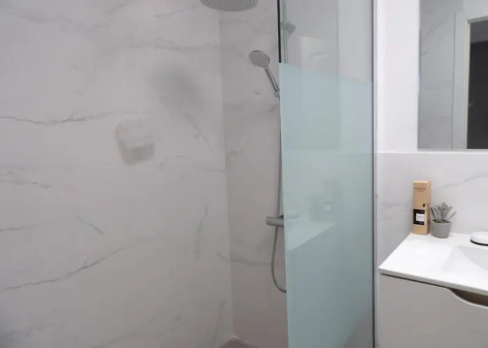 2 Jacuzzis,10 People,villa,nearby Beach,terrace וילה טרחלחו